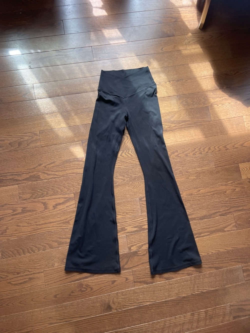 aerie  'OFFLINE' crossover flare leggings , black color, sz Medium